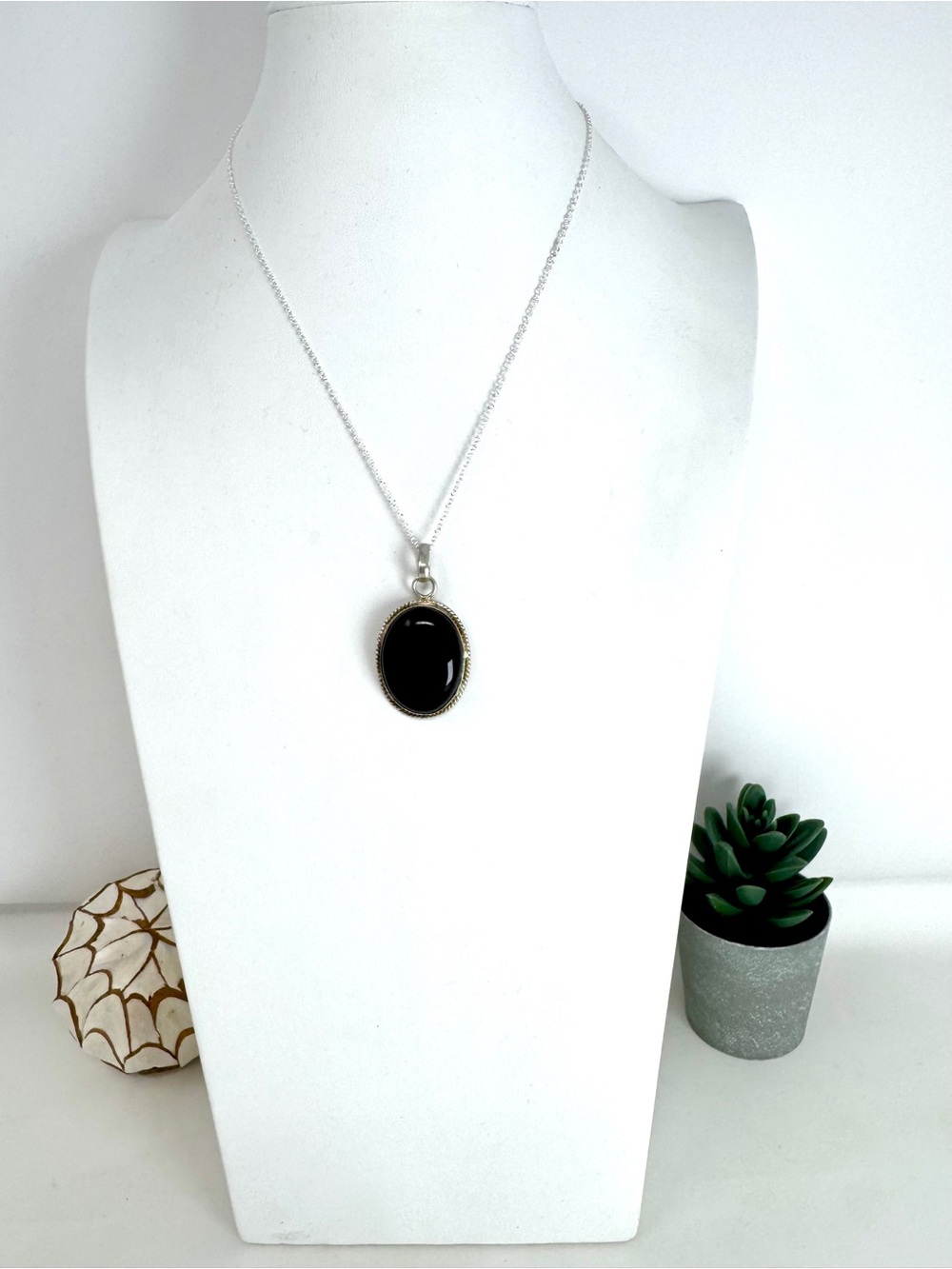 Silver Oval Black Onyx Pendant Necklace NWOT - Rope Twist Halo Border